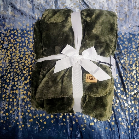 Beautiful Soft and Premium Mossy Green UGG Home Blanket Throw - Picture 2 of 2